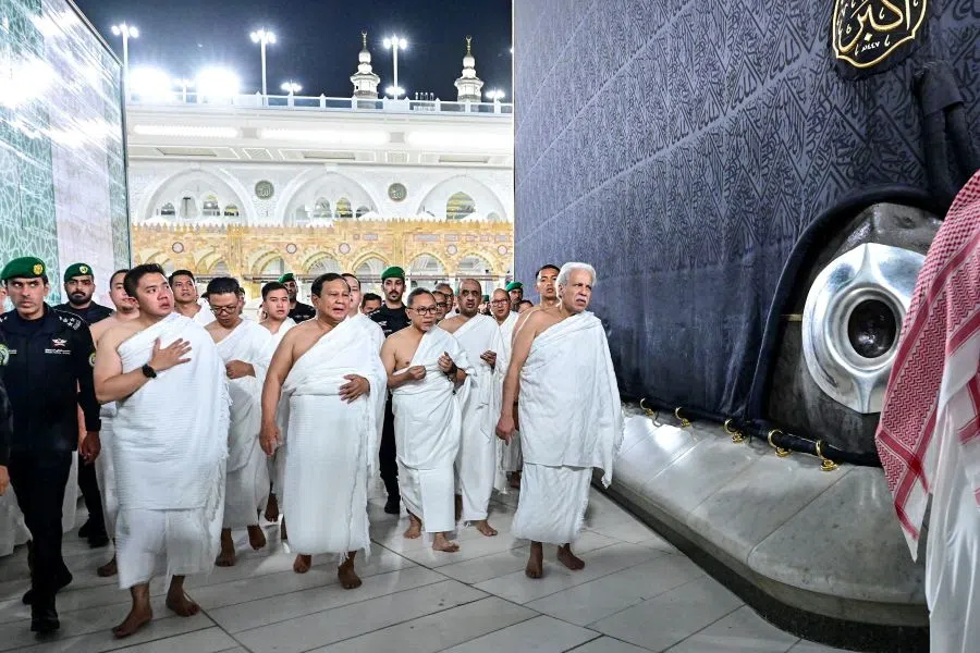 This handout photo taken on 2 July 2025 and released on 3 July 2025 by the Presidential Palace shows Indonesian President Prabowo Subianto performing the Umrah pilgrimage in Mecca during his three-day visit to Saudi Arabia. (Handout/Presidential Palace/AFP)