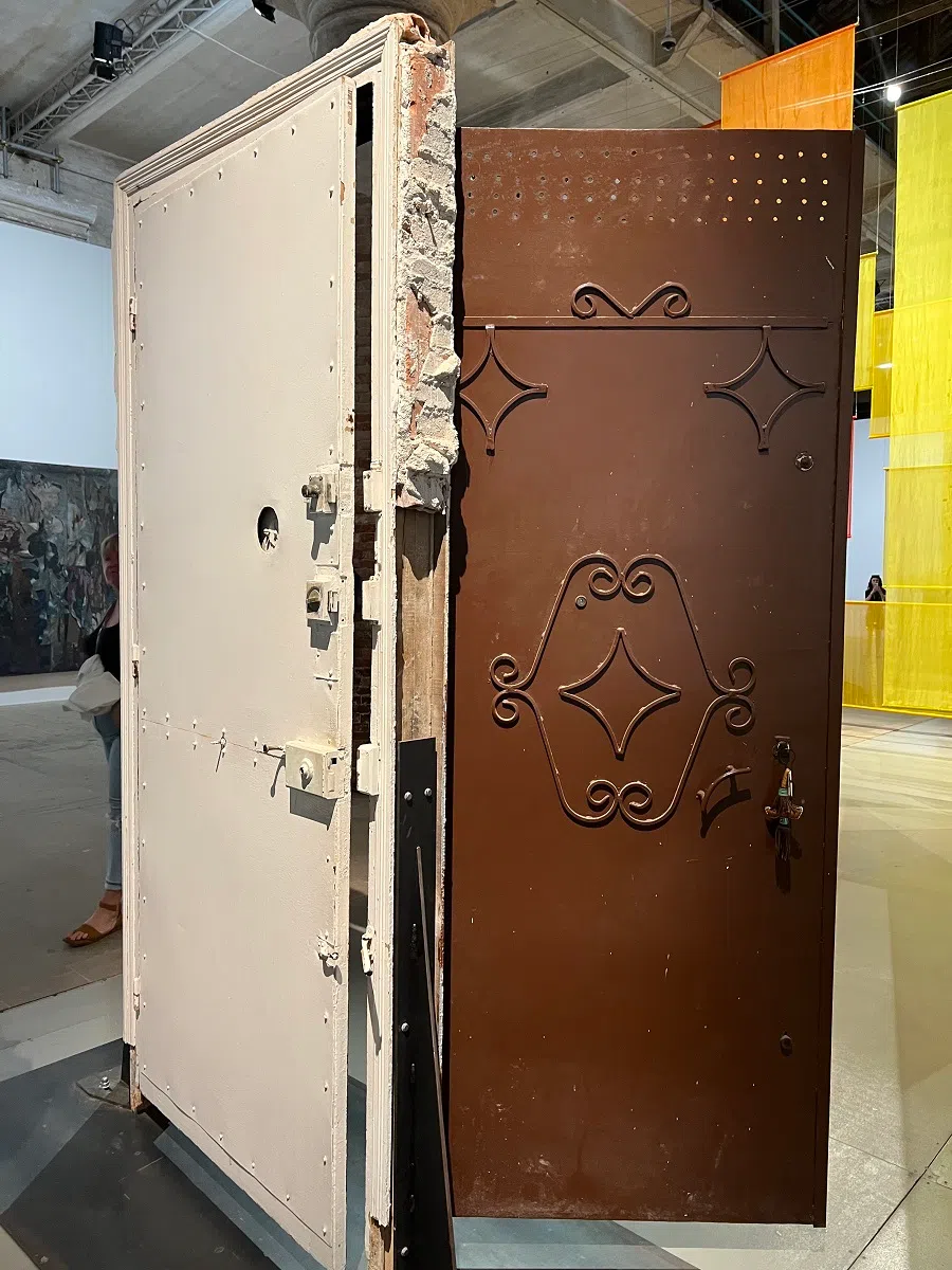 Lydia Ourahmane’s 21 Boulevard Mustapha benboulaid (entrance) (1901-2021). (Photo: Keong Ruoh Ling)