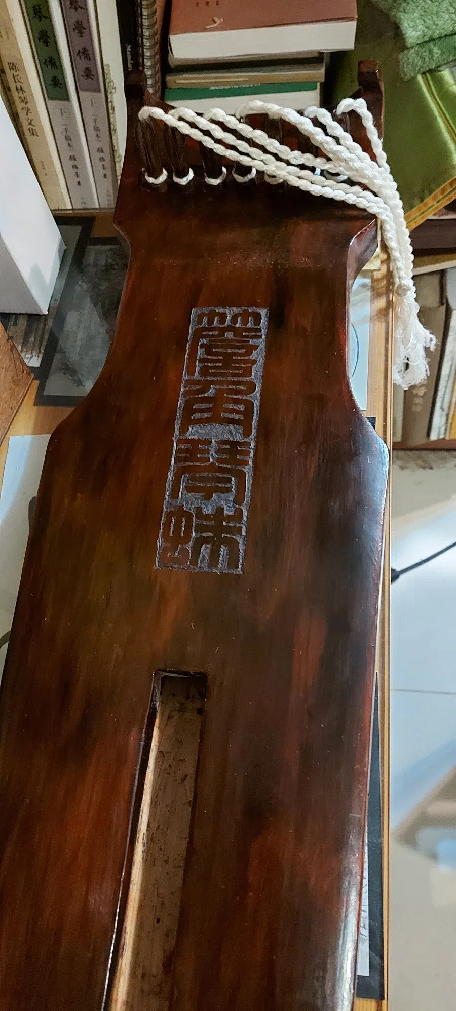 This is the back of a qin the author made for his wife. The words are yanjiaoqinzhu (簷角琴蛛 ) which is the name of the qin. The name was used in celebration of a poem by Mdm Tsar Teh-yun (the master of the author’s qin teacher, Lau Chor-wah) where she wrote about a busy weaving spider at the beam’s corner where the poet plays the qin.