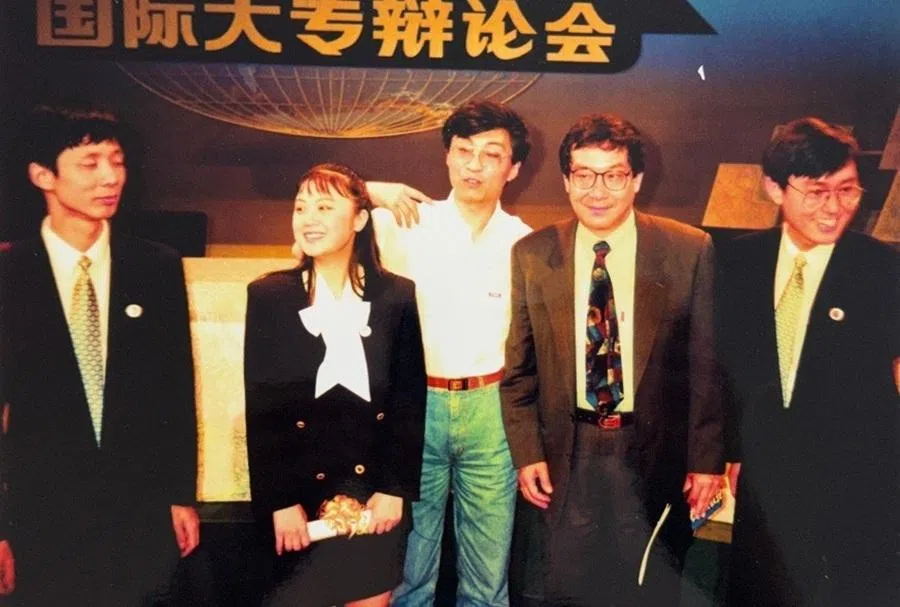 In 1993, Fudan University competed for the second time in the International Varsity Debate Competition held in Singapore and again won the championship; in the centre is Professor Wang Huning.