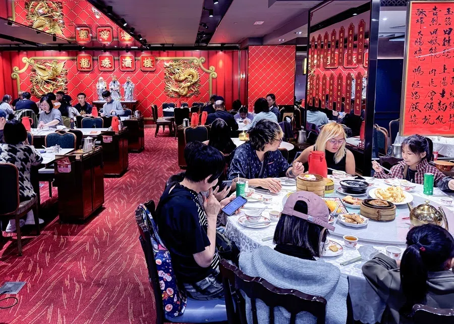 The photo shows a Cantonese restaurant in Mong Kok, Hong Kong, July 2026. A report from the Hong Kong Legislative Council indicates that the overall performance of Hong Kong’s food & beverage industry has not yet recovered to pre-pandemic levels.