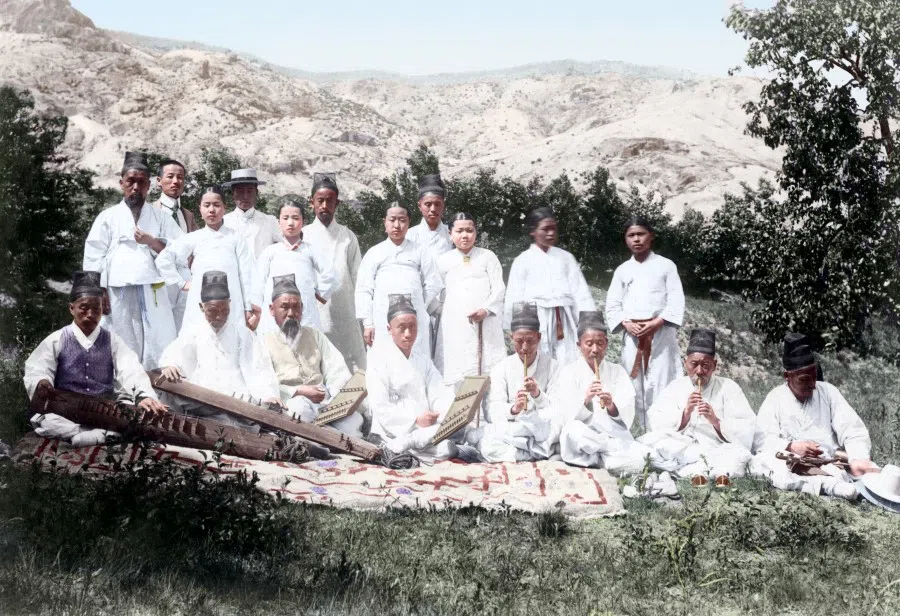 A group photo of Korean official courtesans and musicians, circa 1905. They mainly performed for the elite.