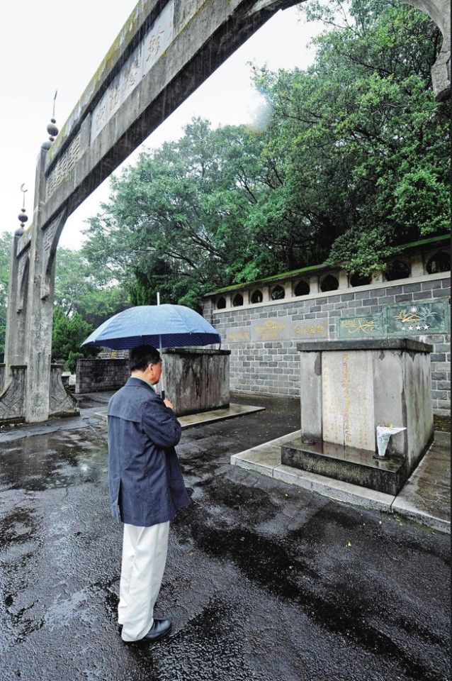 Bai Xianyong pays his respects at Bai Chongxi's grave.