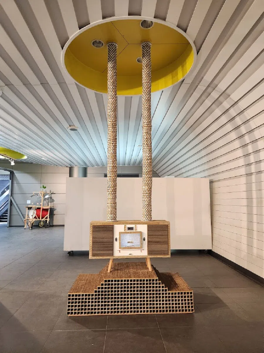 Kumiko Sato, Mr. Aji no Blend, artwork at the BankART Station site (station on Minatomirai Line), with the two tubes supposedly connected to the ceiling leading to Chinatown and Yamashita Park, suggesting a coalescence of smells (nioiawase).