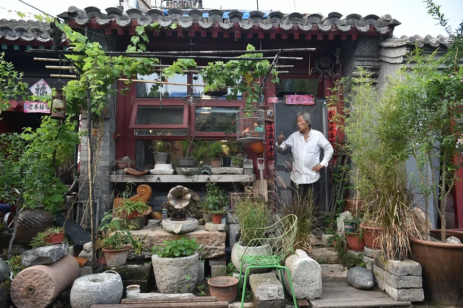 To Yao Jianhua, the tight space and the piles of old objects are precious pieces of the sentiment and history of old Beijing. (Photo: Li Shanyi)