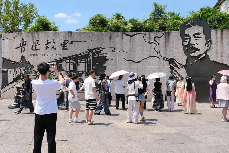“Lu Xun holding a cigarette” mural at Lu Xun’s hometown in Shaoxing, Zhejiang, on 27 August 2025. (CNS)