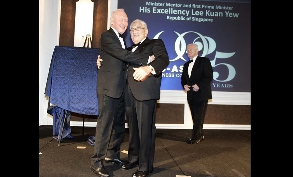 Elder US statesman Dr Henry Kissinger gives Minister Mentor Lee Kuan Yew (left) a hug just before Mr Lee was awarded a lifetime achievement award by the US-Asean Business Council for fostering US-ASEAN ties, 27 October 2009. (SPH Media)