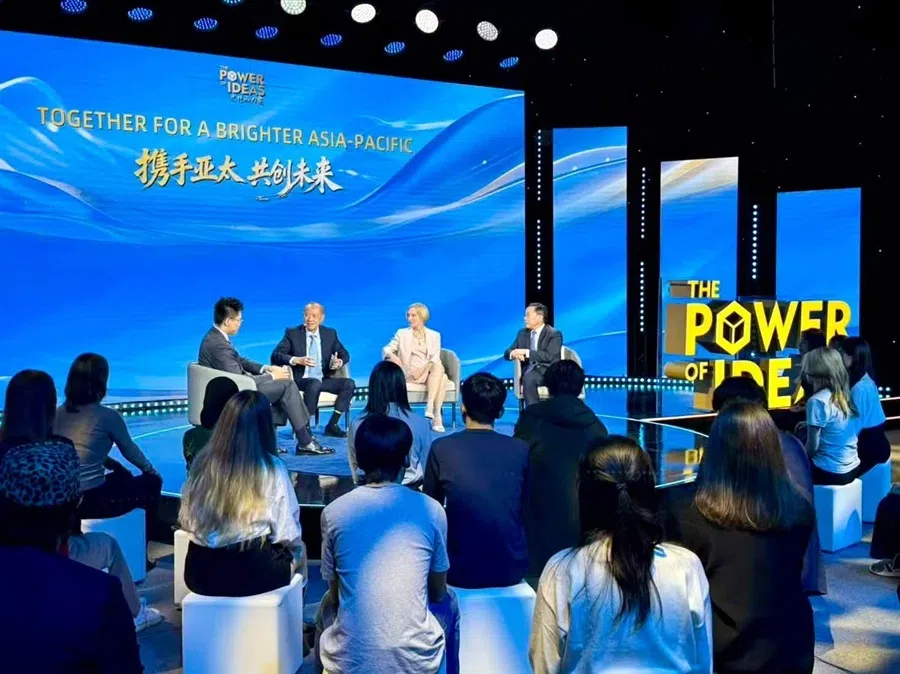 Former Singapore foreign minister George Yeo (second from left) speaking at Renmin University in Beijing.