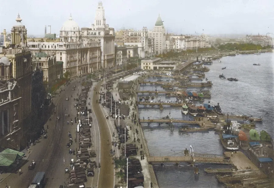During the days of the Republic, the Bund area was already teeming with tall buildings and busy ports, and commerce going back half a century. The area was wealthy and the logistics, finance, food, and publishing industries were highly developed. It was not just the foremost city in China, but it also attracted top talents from all over the world to seek opportunities.