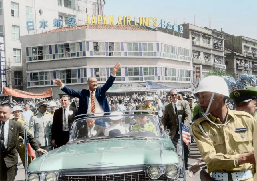 In 1961, US Vice President Lyndon B. Johnson visited Taiwan. The previous year, Democratic candidate John F. Kennedy was elected US President, and Johnson reiterated support for the KMT government. The photo shows Johnson raising his arms while being cheered as he makes the round of Taiwan.