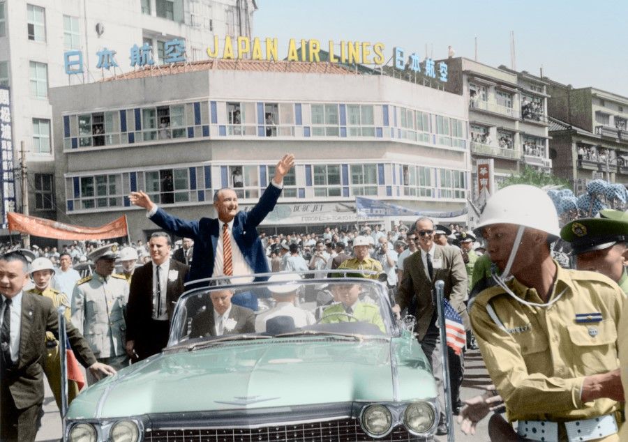 In 1961, US Vice President Lyndon B. Johnson visited Taiwan. The previous year, Democratic candidate John F. Kennedy was elected US President, and Johnson reiterated support for the KMT government. The photo shows Johnson raising his arms while being cheered as he makes the round of Taiwan.