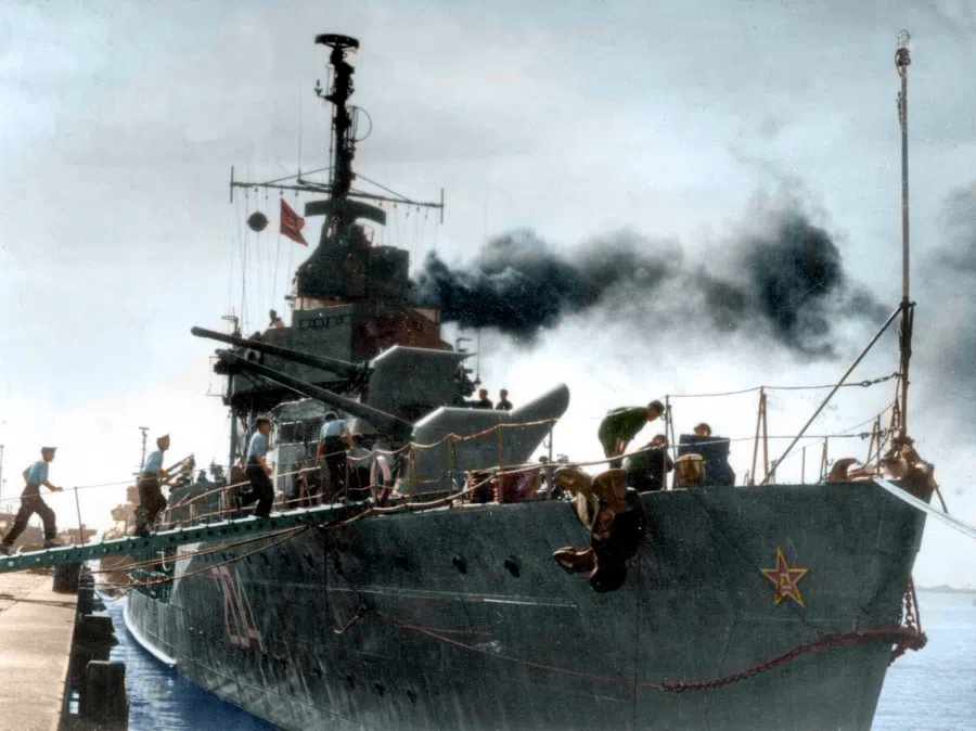 Fujian PLA navy vessels conducting military exercises, 1960s. At this time, PLA navy vessels were old and were in a disadvantaged position, while the KMT troops had the upper hand. Generally, maritime control lay with the KMT navy.