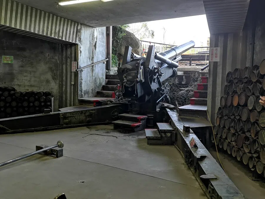 An 8-inch howitzer with a range of 17 kilometres.