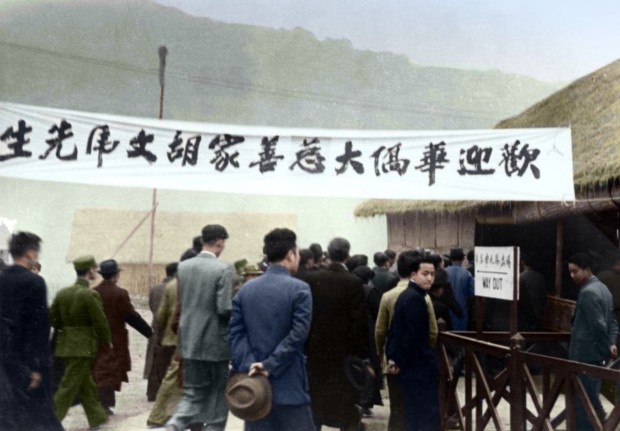 The people of Chongqing welcoming Aw Boon Haw with placards. Like Tan Kah Kee, Aw also made large donations to China's war efforts, but unlike Tan, he claimed to be uninterested in politics, and did not get involved with China's political parties, moving in different directions from Tan.