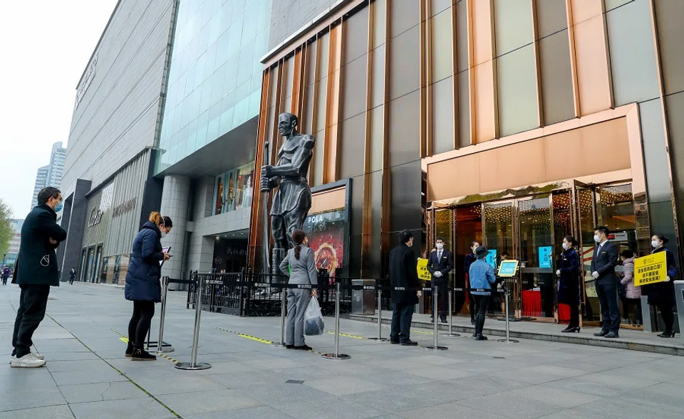 In this photo taken on 30 March, consumers line up and wait to enter a mall in Wuhan after it resumed operations. (CNS)