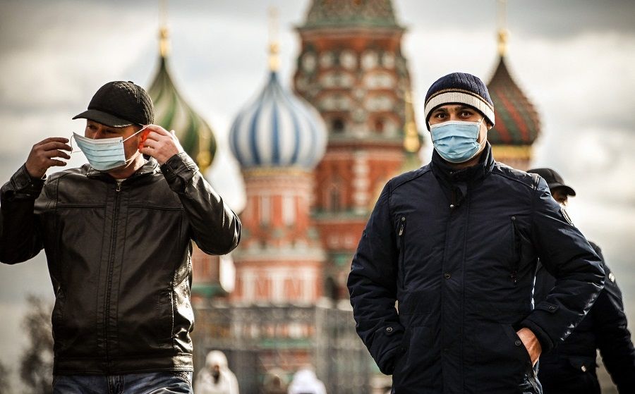 Tourists wearing face masks walk along Red Square in central Moscow, Russia, on 20 October 2021. (Alexander Nemenov/AFP)