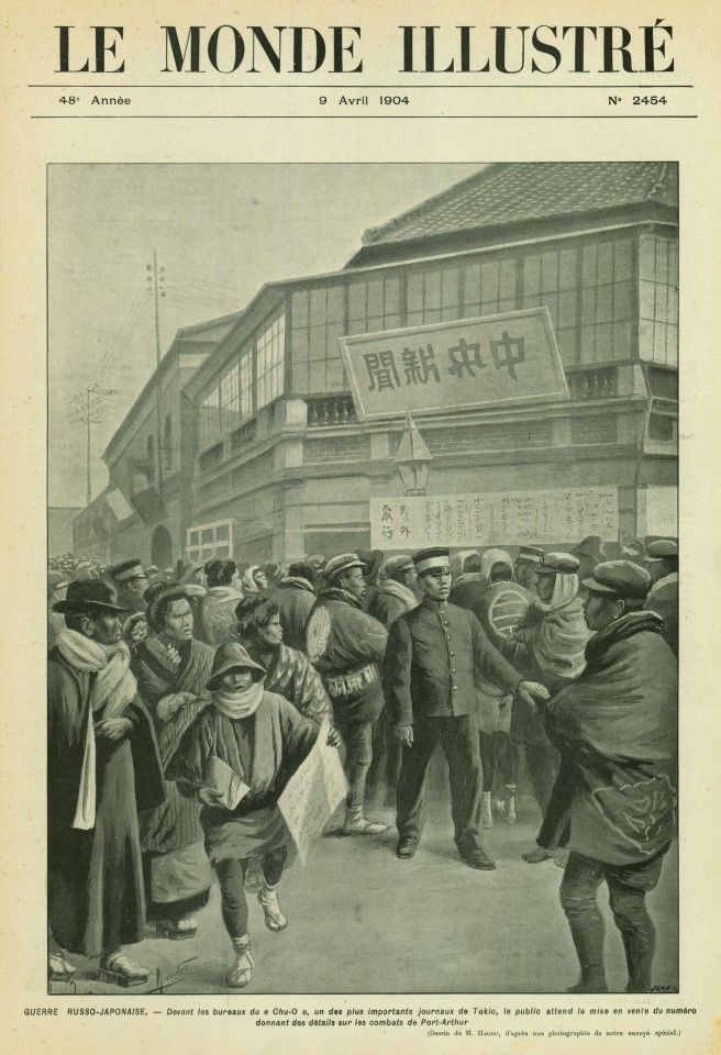 After Japan and Russia started fighting, Japan's successes led to a rush of patriotism in the country. People looked forward every day to good news from the front. In this picture, civilians anxiously crowd around the Chu-O newspaper office to wait for the latest news, with the newspaper boy in the foreground holding a stack of newspapers. But the international media questioned if these "penny papers" for the masses exaggerated fake news, with The Times of Britain writing to the effect that "newspaper columns are full of gripping war reports, when the telegram is only 20 to 30 words in length".