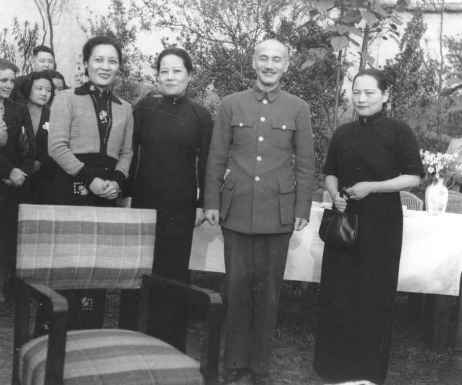 In 1939, Soong Mei-ling (first from left) went to Hong Kong for medical treatment, and returned to Chongqing with her two elder sisters. Soong Ching-ling (first from right) put aside her longstanding feud with Chiang Kai-shek, and the three sisters had a photo taken with him.