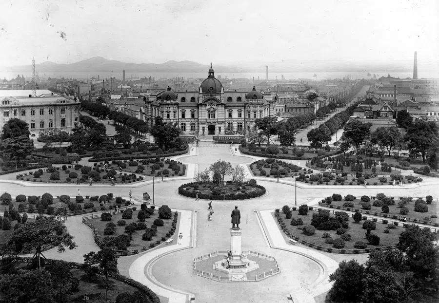 The central square of Dalian city, late 1930s.