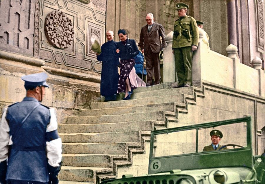 In November 1943, after the Cairo Conference ended, Chiang Kai-shek and Madame Chiang visited ancient sites near Cairo, including the pyramids and temples. The photo shows them at Sultan Hassan Mosque.