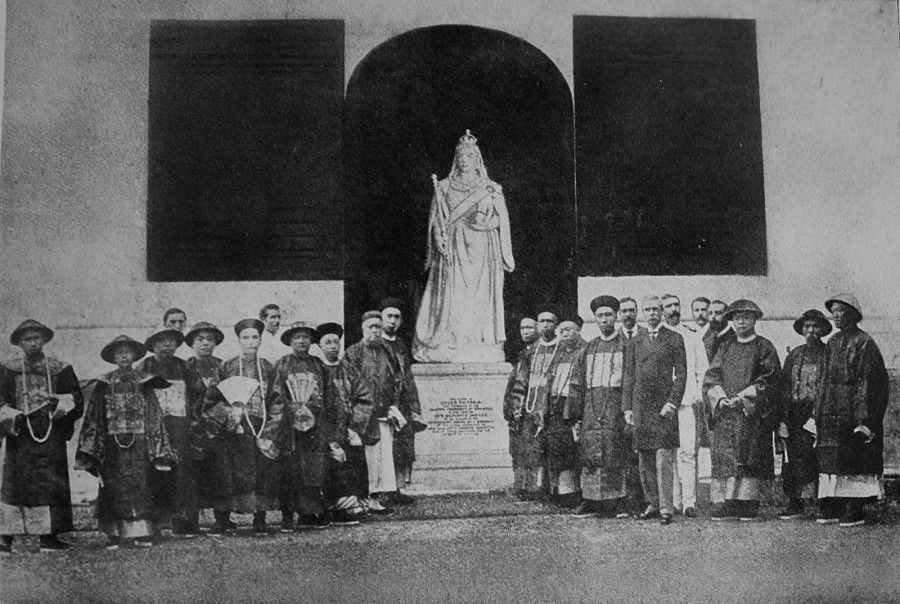 The Chinese community in Singapore presenting a statue of Queen Victoria to Sir Cecil Smith in 1887. (Internet)