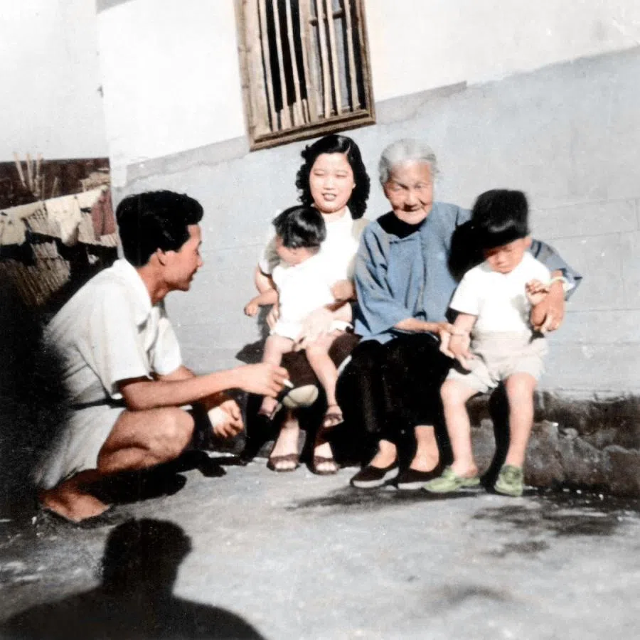 CCP underground member Xie Yufa returns home to reunite with his mother, wife, and children, 1952.