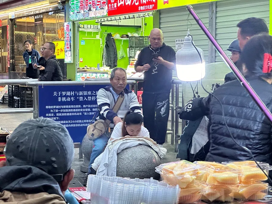 Street massages are becoming a common sight in Shenzhen.
