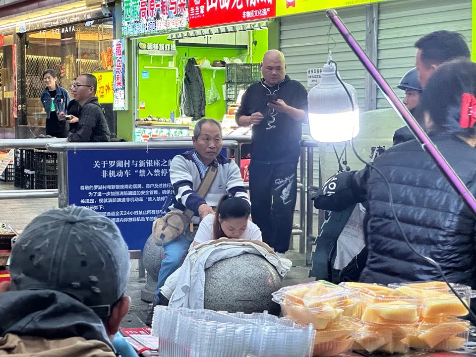 Street massages are becoming a common sight in Shenzhen.
