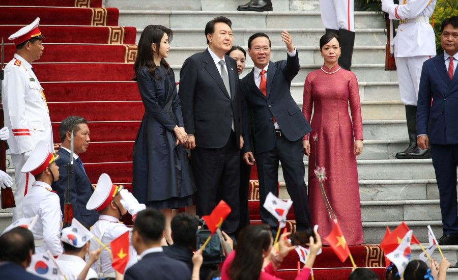 South Korea's President Yoon Suk Yeol, his wife Kim Keon-hee, Vietnamese President Vo Van Thuong and his spouse Phan Thi Thanh Tam attend a welcoming ceremony at the Presidential Palace in Hanoi, Vietnam, 23 June 2023. (Yonhap via Reuters)