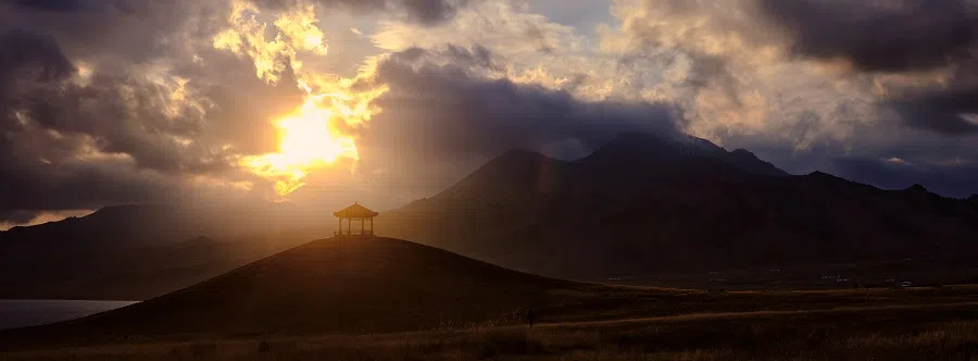 People say that Sayram Lake’s most beautiful season is summer, where pastures are lush green and flowers are in full bloom. But in the crisp autumn weather, watching the sunset smoulder against a backdrop of undulating mountains and waiting for the clouds to disperse to reveal the starry sky allows you to experience the wild solitude of the northwest and the vastness of nature.