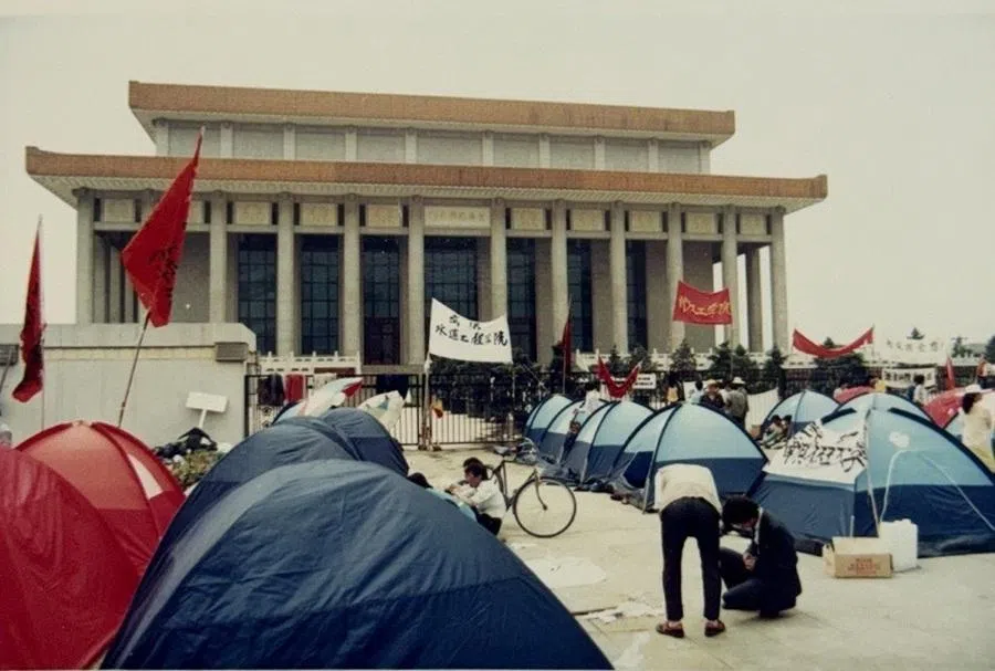 New tents donated by supporters were erected in the square, improving both sanitary conditions and the movement’s public image.