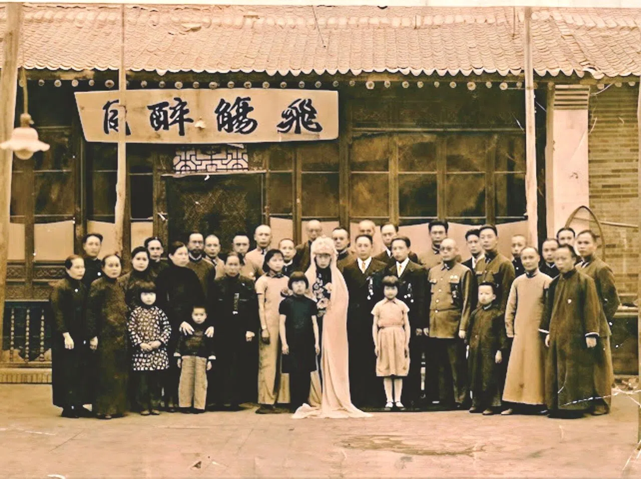 The wedding photo of Chiang Hsun’s parents (middle).