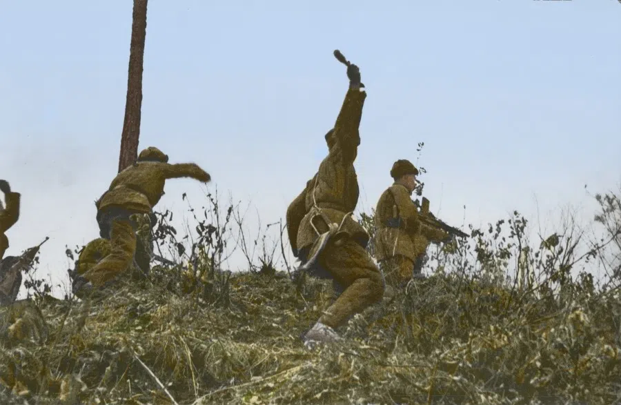 The volunteer army throwing grenades at the UNC, 1951. Due to the lack of heavy weapons, the volunteers mainly used light machine guns and grenades. The volunteers in the photo are using Soviet-made RPG-43 anti-tank grenades.