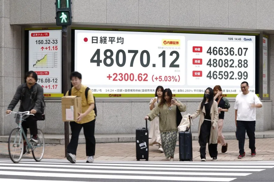 A screen displays the Nikkei 225 Stock Average outside a securities firm in Tokyo, Japan, 6 October 2025. The prospects of pro-stimulus lawmaker Sanae Takaichi becoming the next prime minister upended Japan’s financial markets as the yen and short-term yields tumbled while equities surged to all-time highs. (Kiyoshi Ota/Bloomberg)
