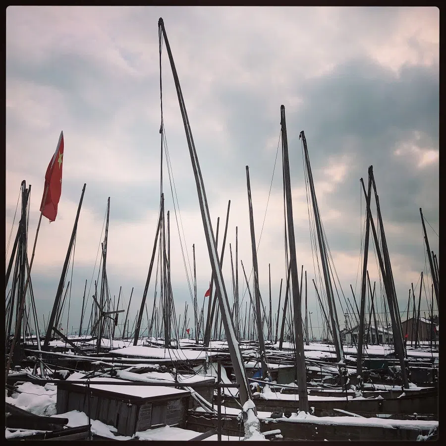 Abandoned fishing boats on Lake Taihu (太湖) in Jiangsu, now make homes for former fishing crews and others.