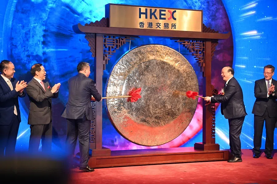 Zeng Yuqun, chairman of Chinese battery giant CATL (second from right) bangs a gong to start CATL’s debut trading on the Hong Kong stock exchange, in Hong Kong on 20 May 2025. (Peter Parks/AFP)