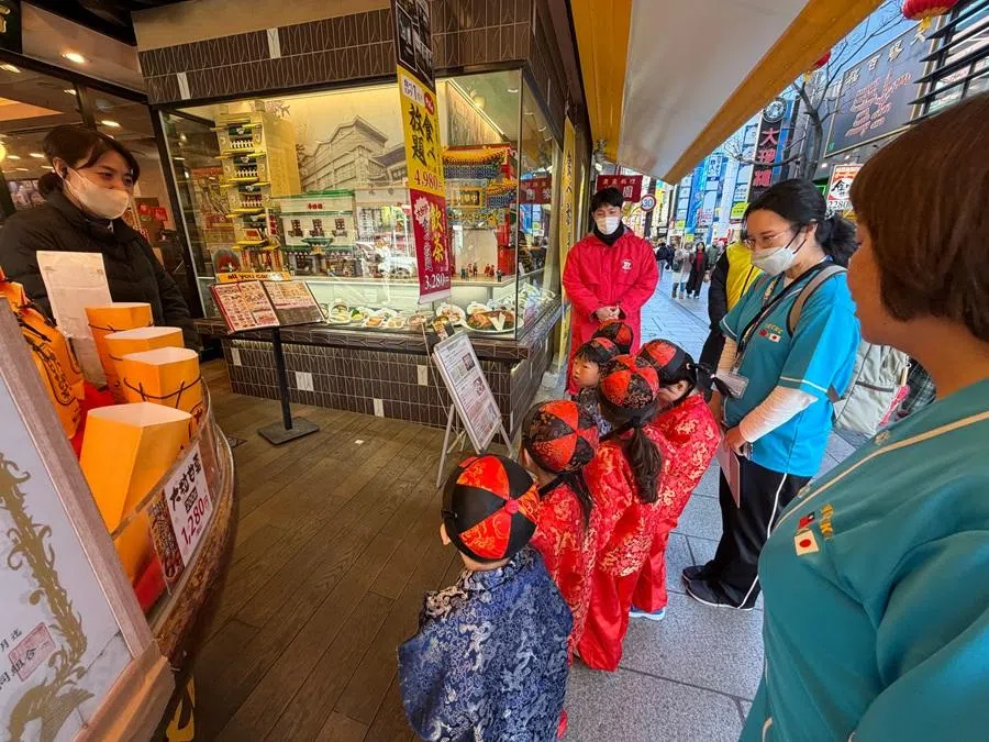 This Lunar New Year, kindergarten teachers in Yokohama Chinatown led Japanese children to visit shopkeepers and offer New Year’s greetings. (Foo Choo Wei)