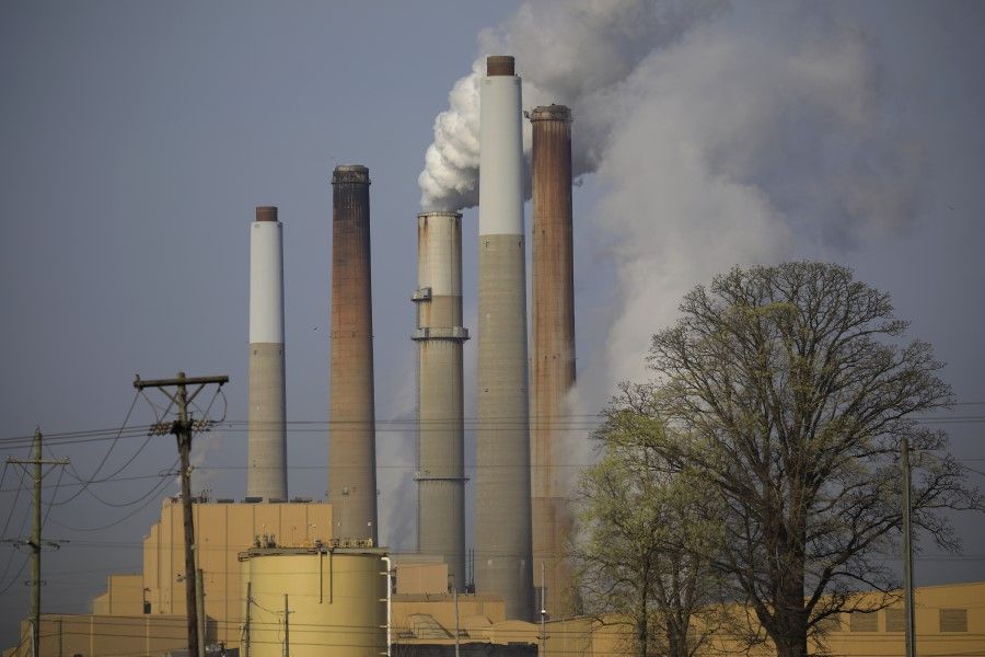 Emissions rise from the Kentucky Utilities Co. Ghent generating station in Ghent, Kentucky, U.S., on 6 April 2021. (Luke Sharrett/Bloomberg)