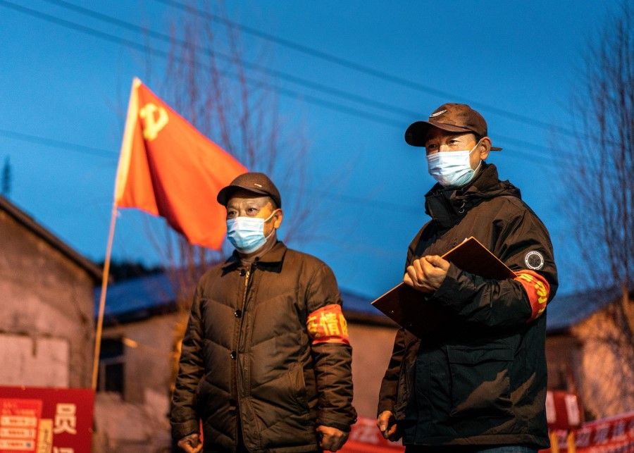Staff members keeping watch at a checkpoint in the border city of Suifenhe, in China's northeastern Heilongjiang province, April 21, 2020. (STR/AFP)