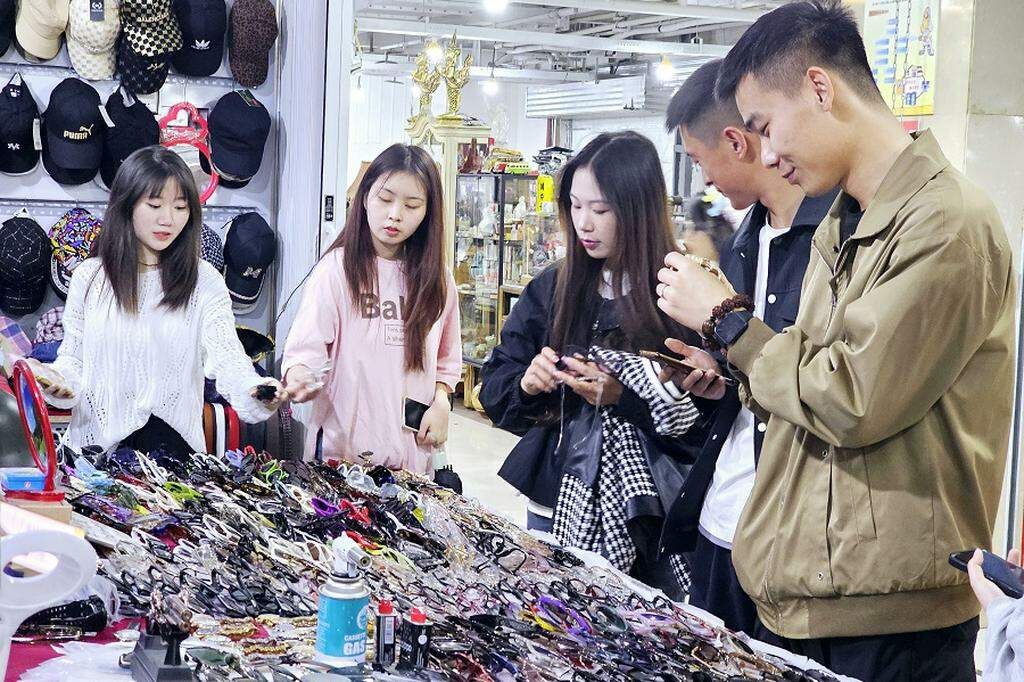 [Big read] Chongqing’s youths embrace thriving second-hand market 