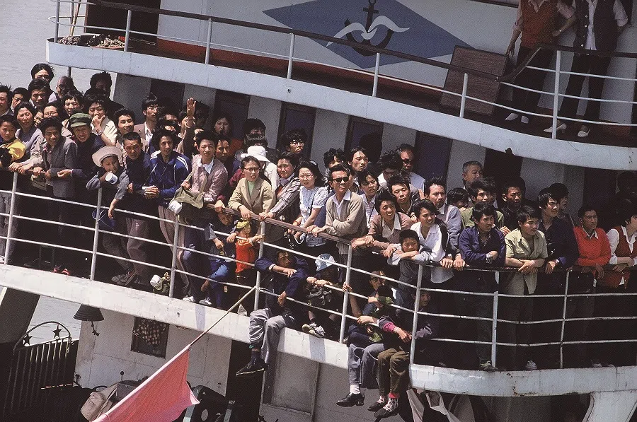 A ferry on the Yangtze River in Chongqing packed with migrant workers, 1993. (Koichi Saito)