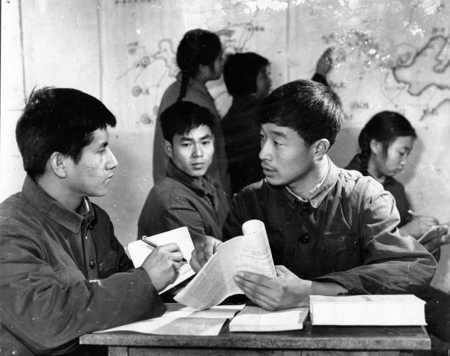 In 1974, Qiu Yaotian (second from left) was given a recommendation to study Chinese at the Shuangyashan Normal School, the most important turning point in his life. (Photo: Qiu Yaotian)