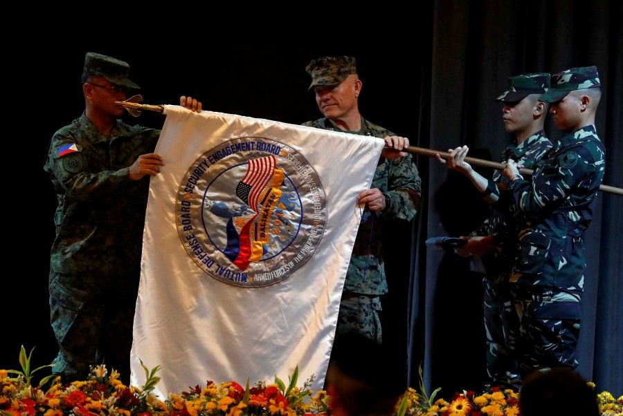 U.S. Marines officer Lt General Lawrence Nicholson (C) and his counterpart from the Armed Forces of the Philippines Lt General Oscar Lactao (L) unfurl the "Balikatan" flag, during the opening ceremony of Philippines and U.S. military joint exercises called Balikatan (Shoulder to Shoulder) at Camp Aguinaldo in Quezon city, Metro Manila, 8 May 2017. (Erik De Castro/REUTERS)