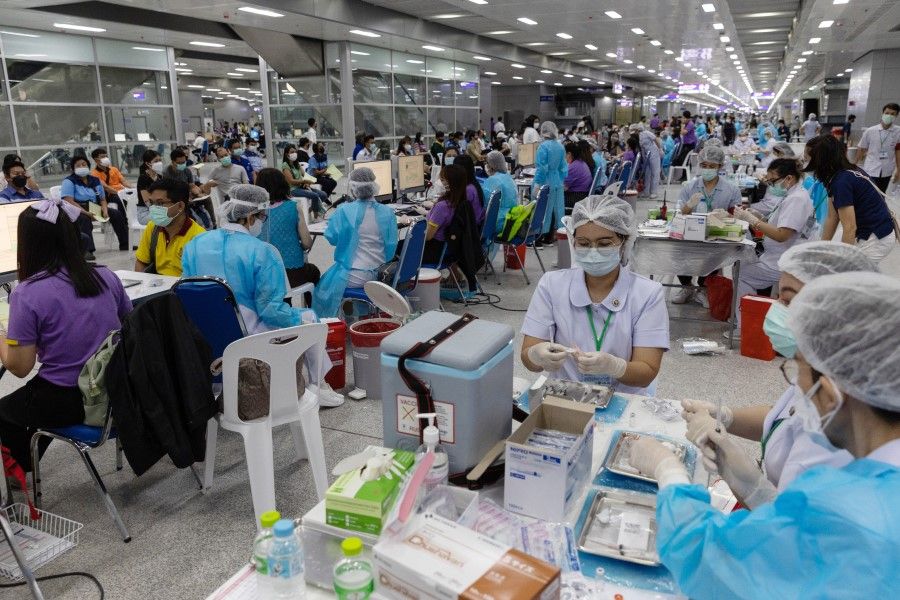 Health workers prepare doses of the Sinovac Covid-19 vaccine at a vaccination center set up at the Bang Sue Grand Station rail hub in Bangkok, Thailand on 26 May 2021. (Luke Duggleby/Bloomberg)