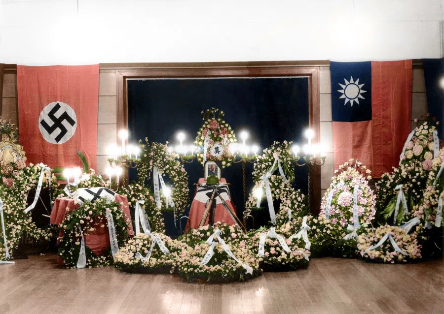 In 1936, Hans von Seeckt - head adviser of the Kuomintang government's military committee - died of illness in Berlin, for which the government in Nanjing held a memorial. The photo shows the funeral hall, with two rifles displayed and the Chinese and German flags on either side. Many key people in the party, government and military in Nanjing came to pay their respects.