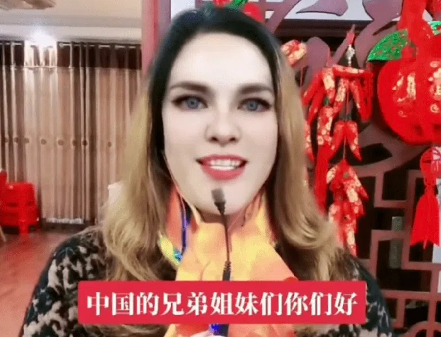 "Russia Nana" used deepfake AI to pass off as a foreigner. (Weibo)