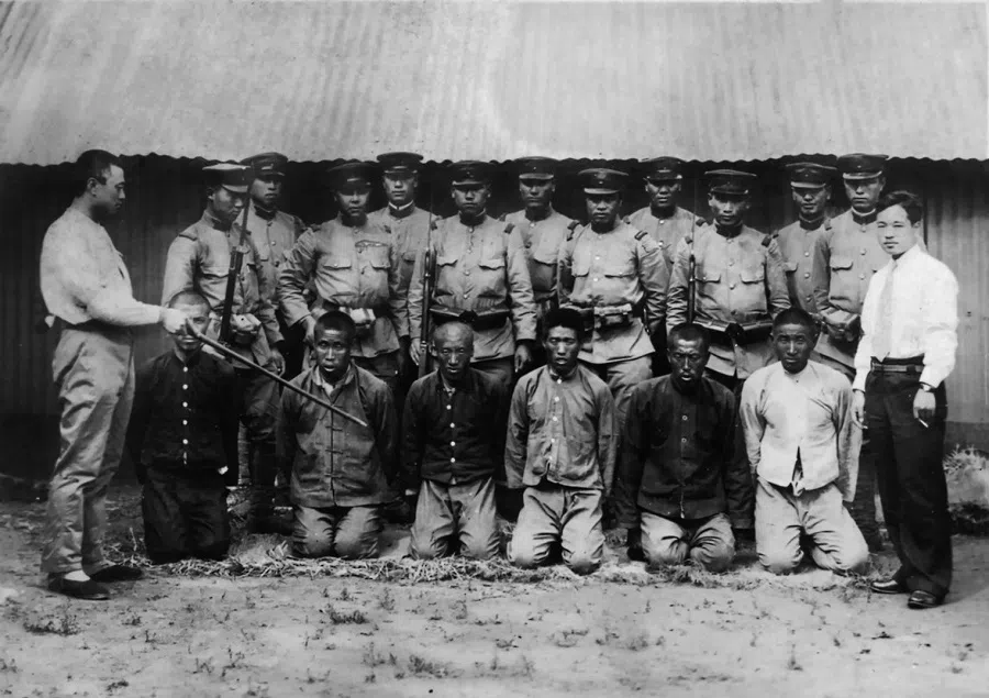At the end of 1931, Chinese anti-Japanese civilians arrested by the Japanese troops were forced to kneel and beg for mercy.