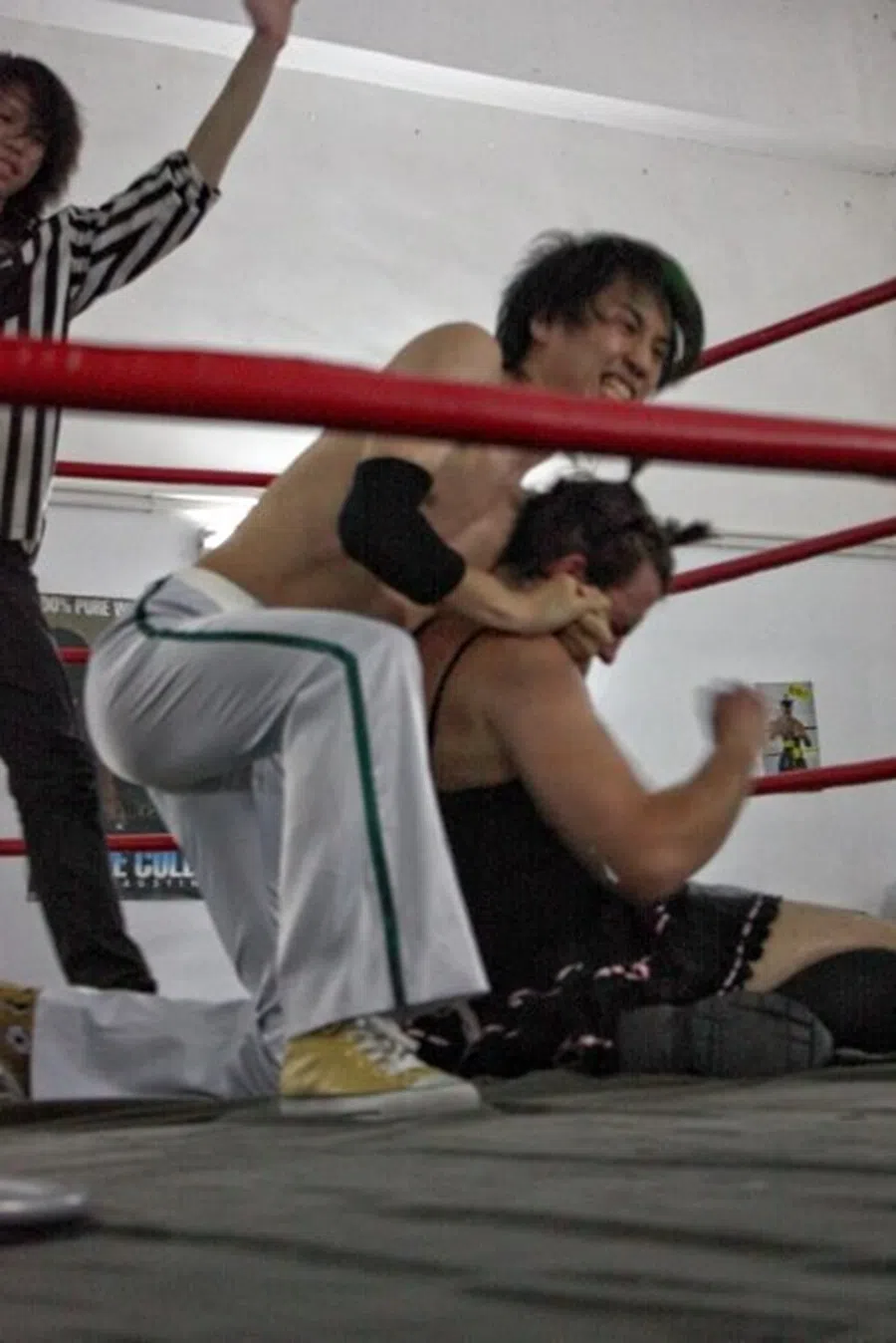 Ho Ho Lun performs a headlock at during a wrestling match on 6 June 2011. (Photo: Ho Ho Lun)