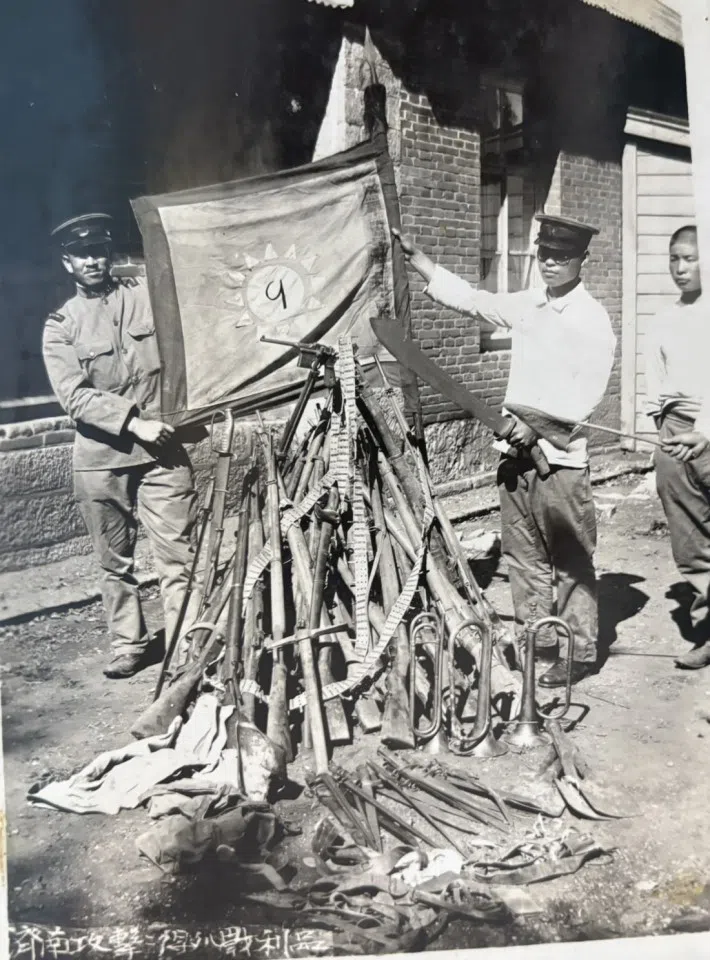 In 1928, during the Jinan incident, Japanese troops displayed captured spoils of war from the National Revolutionary Army.