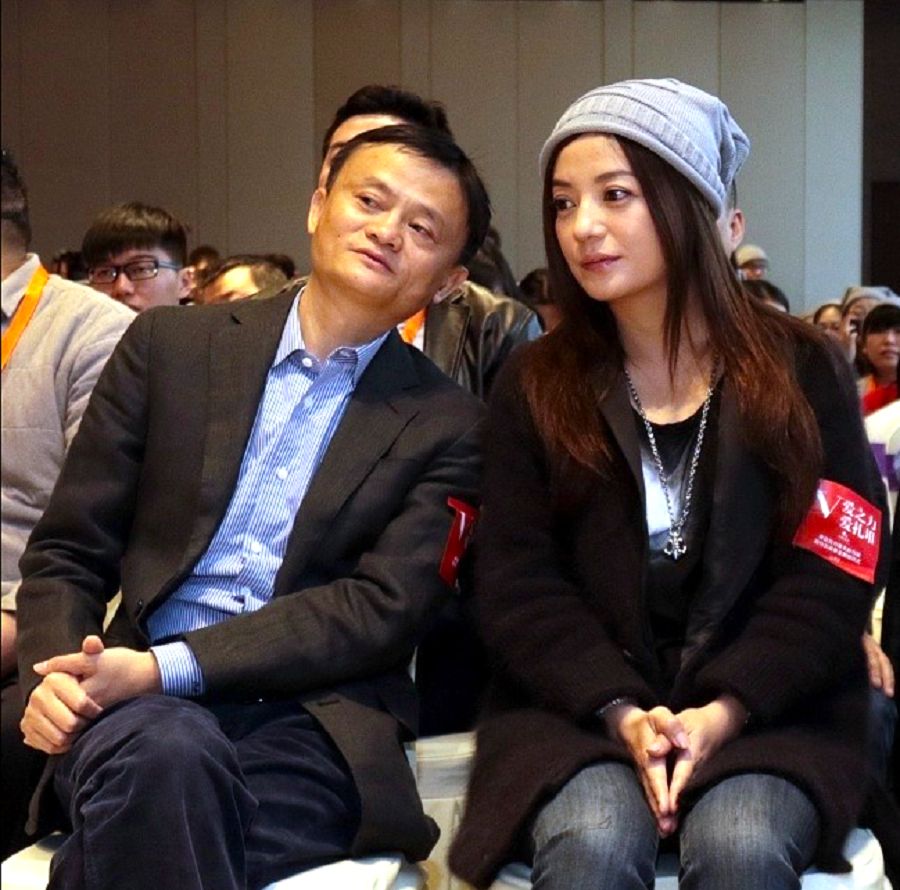 Jack Ma (left) is seen at the same event as Vicki Zhao. (Internet)